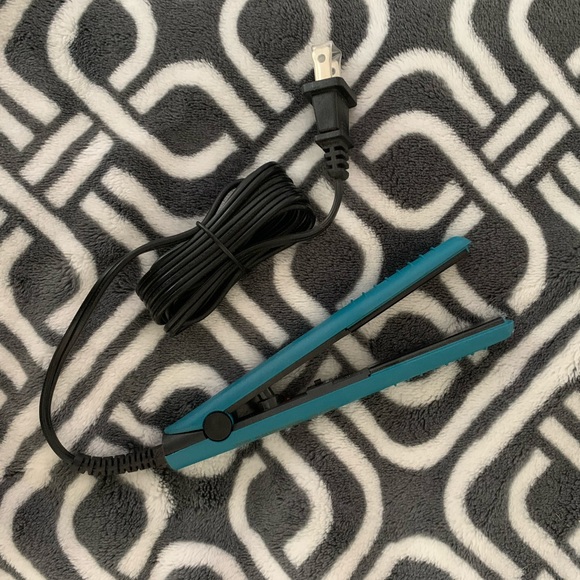NEW REVLON TRAVEL FLAT IRON